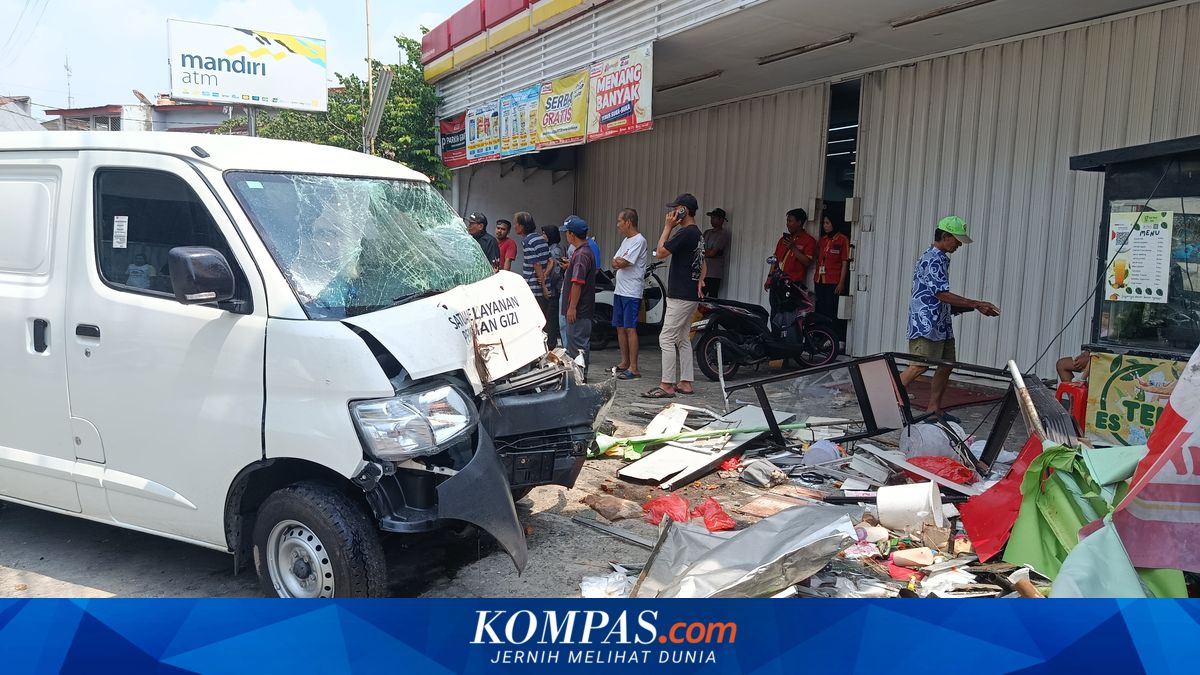 Mobil van tabrak dua gerobak di Bekasi, tiga orang luka