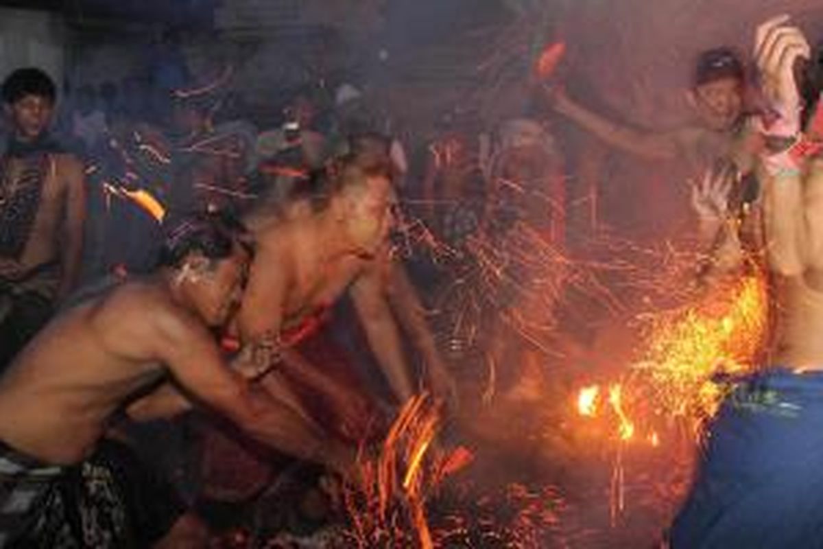 Pemuda Sekaa Teruna Teruni (STT) Mekarjaya Banjar Nagi saling lempar kulit kelapa yang dibakar di depan Banjar Nagi, Ubud, Gianyar, Bali, Jumat (20/3/2015). Ritual perang api dilaksanakan STT Mekarya jelang pengerupukan atau sehari sebelum Nyepi.