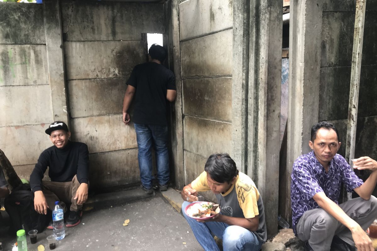  Suasana sekitar lubang berukuran 20x30cm milik warung nasi Rini (40) di parkiran mobil , Grand Lucky, SCBD, Senayan, Kebayoran Baru, Jakarta Selatan, Jumat ( 8/2/2019) 