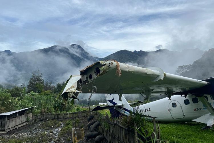 Pesawat twin otter PK SMS milik Sam Air yang mengalami kecelakaan saat mendarat di Bandara Beoga, Kabupaten Puncak, Papua Tengah, Senin (23/1/2023)