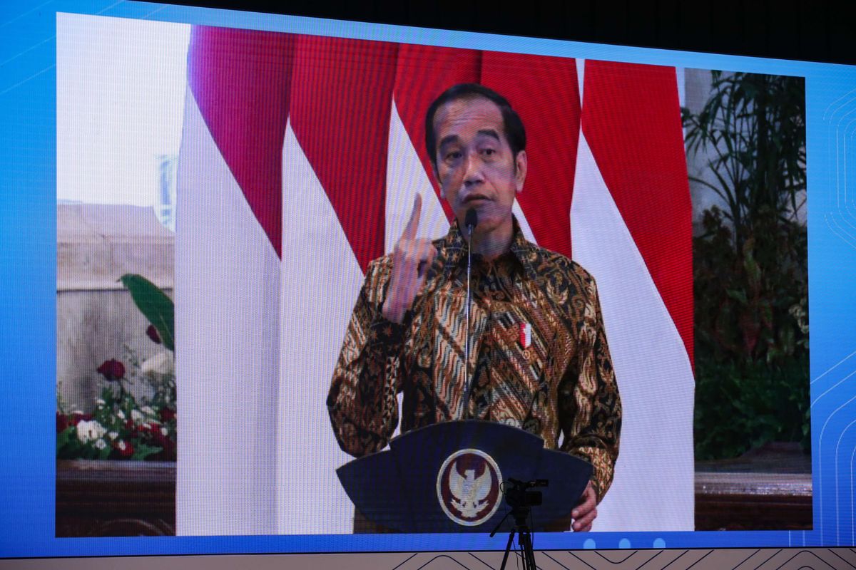 Presiden Republik Indonesia Joko Widodo memberi paparan secara virtuaql dari Istana Negara saat Kompas 100 CEO Forum Ke-12 bertema Ekonomi Sehat 2022 di Jakarta, Kamis (18/11/2021).