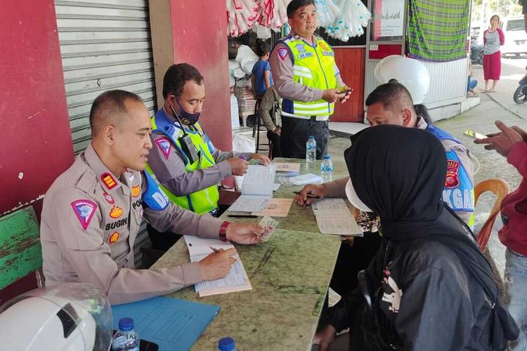 Sejumlah petugas kepolisian dari Satlantas Polresta Bandung kembali menerapkan tilang manual di Soreang, dalam operasi tersebut sebanyak 45 pelanggaran berhasil ditemukan