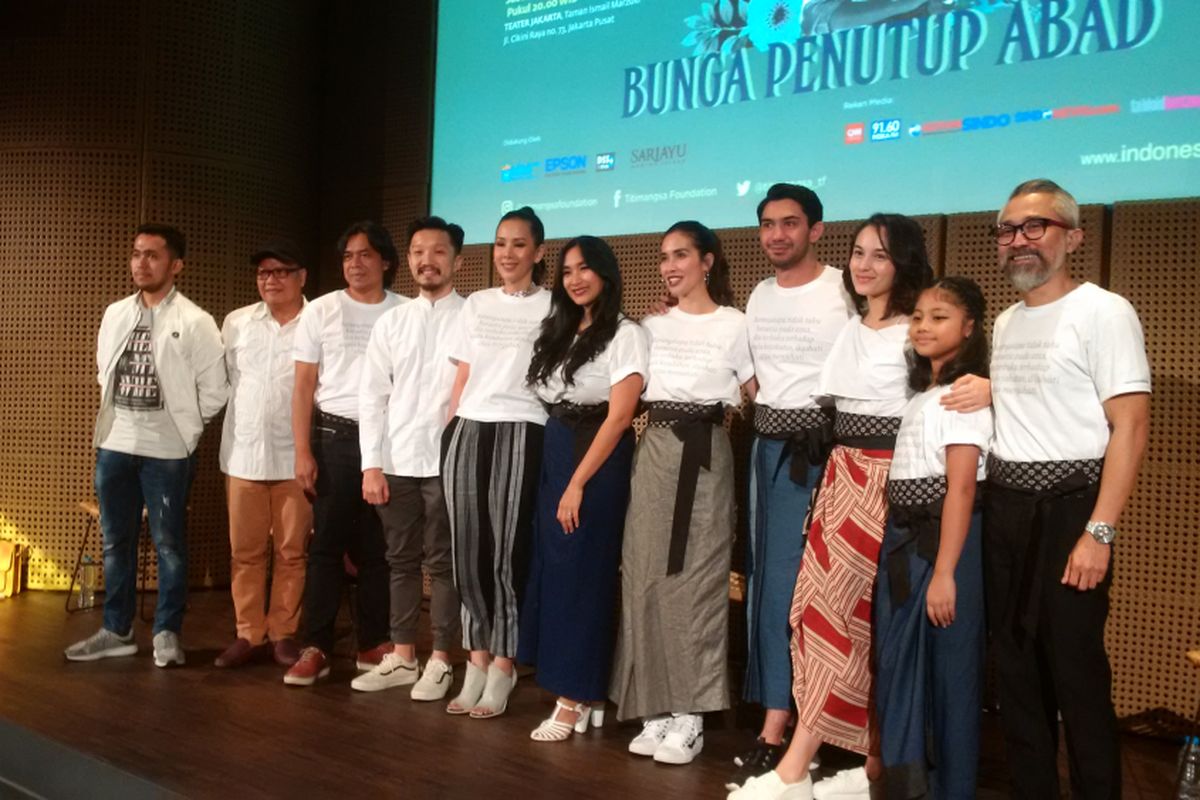 Produser, sutradara, dan para pemain pementasan teater Bunga Penutup Abad menggelar jumpa pers di Galeri Indonesia Kaya (GIK), Grand Indonesia, Jakarta Pusat, Rabu (31/10/2018).