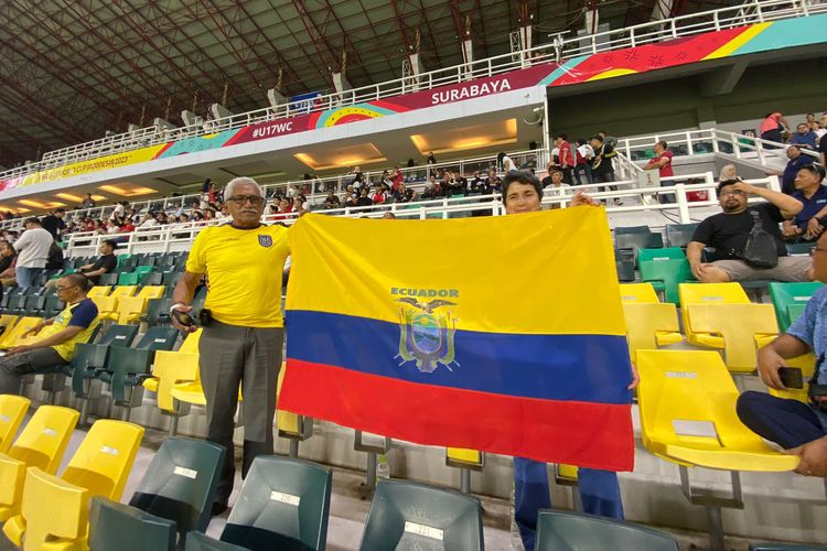 Ramiro Padilla Arch dan istrinya Lola Escalante saat berada di Stadion Gelora Bung Tomo, Surabaya, Jawa Timur, untuk menonton pertandingan Piala Dunia U-17 antara Indonesia vs Ekuador, Jumat (10/11/2023)