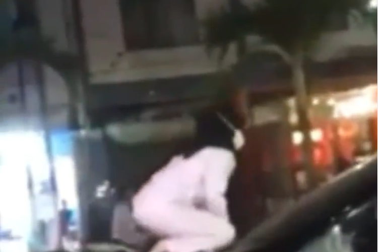 Tangkapan layar video viral yang diunggah akun Instagram @memomedsos memperlihatkan seorang perempuan nekat naik kap mobil yang sedang melaju. Peristiwa tersebut terjadi di Jalan HOS Cokroaminoto, Asahan. Kapolres Asahan, AKBP Putu Yudha Prawira mengatakan akan mengecek peristiwa tersebut.
