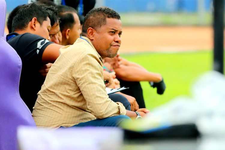 Pelatih Persik Kediri Divaldo Alves saat pertandingan pekan ke-31 Liga 1 2022-2023 melawan Persebaya Surabaya yang berakhir dengan skor 1-0 di Stadion Brawijaya Kediri, Sabtu (18/3/2023) sore.
