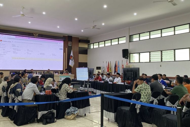 Proses rekapitulasi di KPU Surabaya, Rabu (28/2/2024).