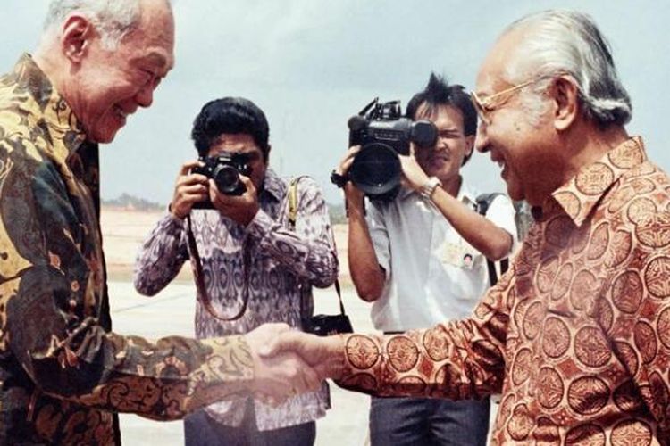Inilah salah satu momen saat Presiden Indonesia Soeharto saat bertemu dengan Perdana Menteri Singapura Lee Kuan Yew. Kedua pemimpin Asia Tenggara ini dikenal menjalin persahabatan yang sangat dekat.