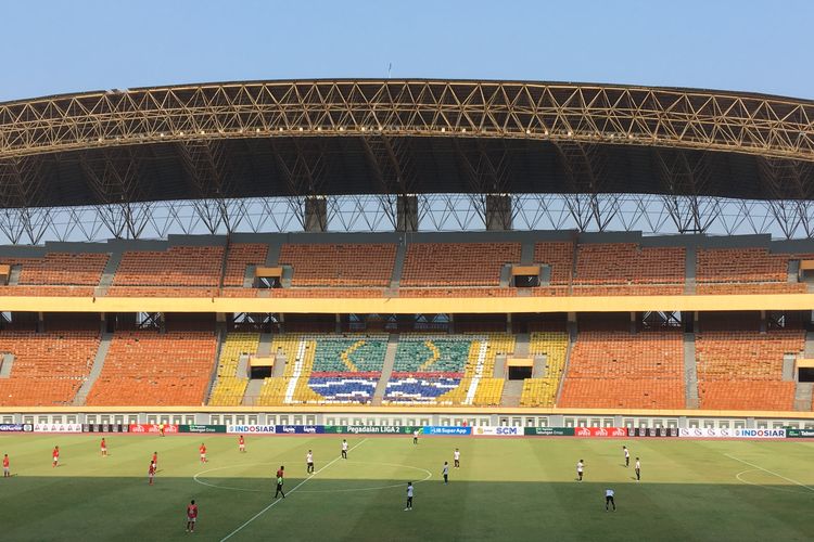 Suasana laga Liga 2 2023-2024 antara Malut United vs Nusantara United di Stadion Wibawa Mukti, Cikarang, Kabupaten Bekasi, Senin (9/10/2023).