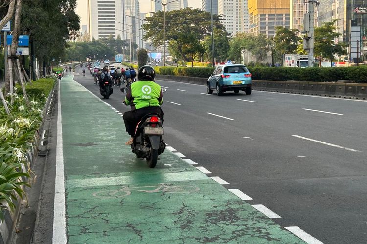 Kondisi arus lalu lintas di Jalan MH Thamrin, Jumat (20/3/2026). Sejumlah ruas jalan di Jakarta ditutup pada 13-14 Juni 2026, simak rekayasa lalu lintas Jakarta yang wajib diketahui.