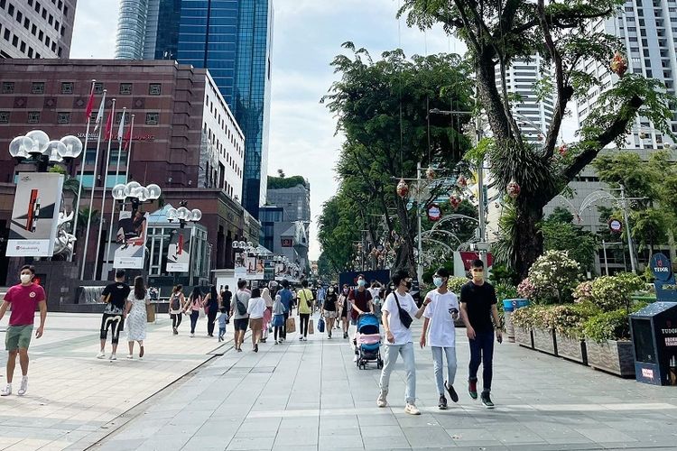 Surga belanja Orchard Road, Sabtu (19/12/2021), terlihat ramai pengunjung yang berbelanja menjelang perayaan Natal dan Tahun Baru (Nataru) 2022.