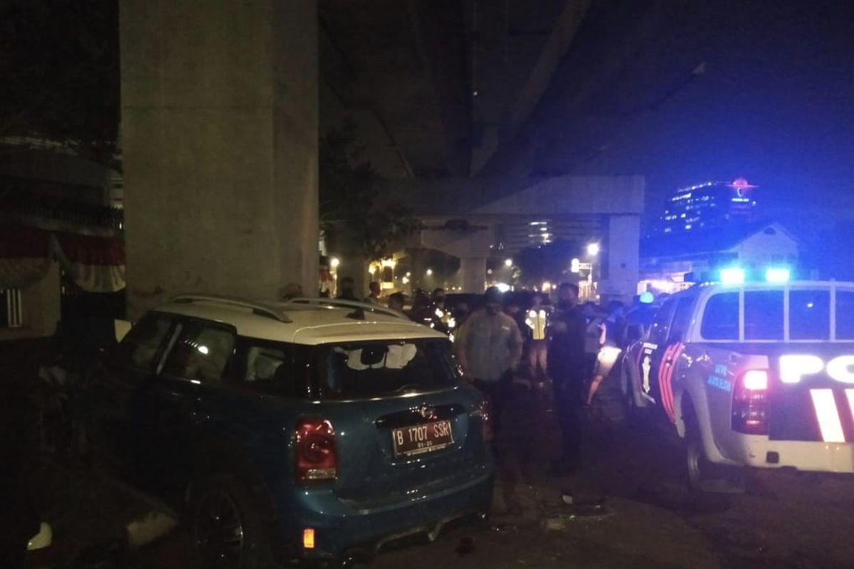 Sebuah mobil Mini Cooper berwarna biru dengan nomor polisi B 1707 SSR menabrak tiang beton MRT di Jalan Sultan Hasanuddin, Kebayoran Baru, Jakarta, Rabu (12/8/2020) sekitar pukul 02.00 WIB.