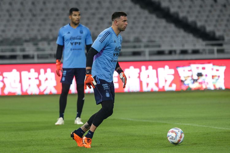 Penjaga gawang timnas Argentina,  Emiliano Martinez (kanan) melakukan sesi latihan di Stadion Utama Gelora Bung Karno, Jakarta, Minggu (18/6/2023). Timnas Indonesia bakal menjalani pertandingan melawan Argentina dalam FIFA Matchday edisi Juni 2023, Senin (19/6/2023).