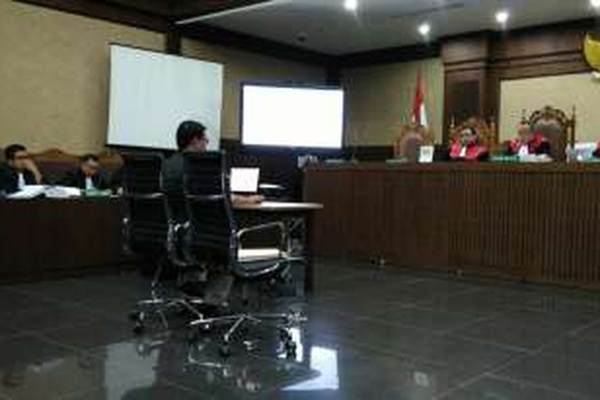 Ahli Digital Forensik Polri, AKBP Muhammad Nuh, memberikan kesaksian dalam sidang kasus kematian Wayan Mirna Salihin dengan terdakwa Jessica Kumala Wongso di Pengadilan Negeri Jakarta Pusat, Rabu (10/8/2016).