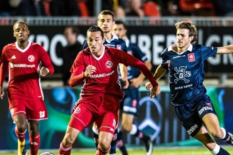 Striker Almere City asal Indonesia, Ezra Walian (tengah), beraksi dalam laga Eerste Divisie atau kasta kedua Liga Belanda kontra MVV Maastricht di Stadion Yanmar, Almere, pada 6 Oktober 2017.