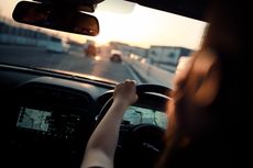 Tips Aman Mendengarkan Musik Ketika Menyetir Mobil