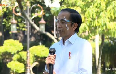Presiden Jokowi berdialog dengan pedagang saat pemberian modal kerja di Istana Kepresidenan, Jakarta, Rabu (30/9/2020).