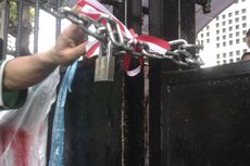 Kunci Tak Diberikan oleh Pendemo, Gembok di Pagar Gedung KPU Dibuka dengan Palu
