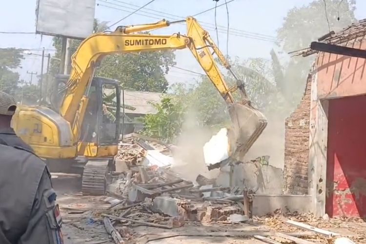 317 Bangunan Liar Dibongkar di Cirebon, Pedagang: Kenapa Tak Relokasi Dulu?