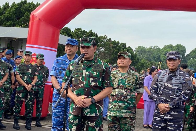 Panglima TNI Laksamana Yudo Margono didampingi KSAU Marsekal Fadjar Prasetyo, KSAD Jenderal Dudung Abdurachman, dan KSAL Laksamana Muhammad Ali dalam konferensi pers bazar murah di Mabes TNI, Cilangkap, Jakarta Timur, Kamis (13/4/2023).