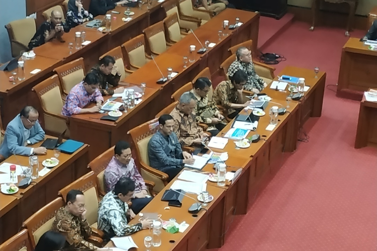 Menteri Pendidikan dan Kebudayaan Nadiem Makarim rapat kerja bersama Komisi X di  