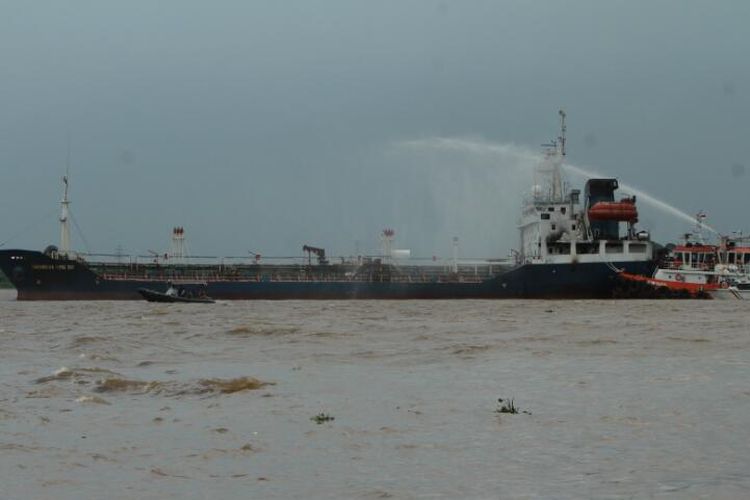 Proses pemadaman kapal tanker KM Samudera Biru 168 yang terbakar setelah bertabrakan dengan KM Rokan Permai di alur Sungai Kapuas, Pontianak, Kalimantan Barat, Jumat (7/4/2017) 