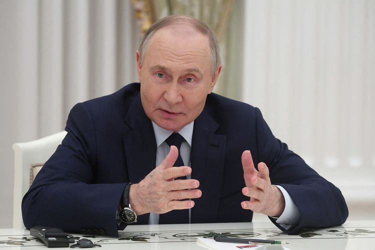Presiden Rusia Vladimir Putin saat bertemu sandera yang dibebaskan Hamas dari Gaza di Kremlin, Moskwa, 16 April 2025.