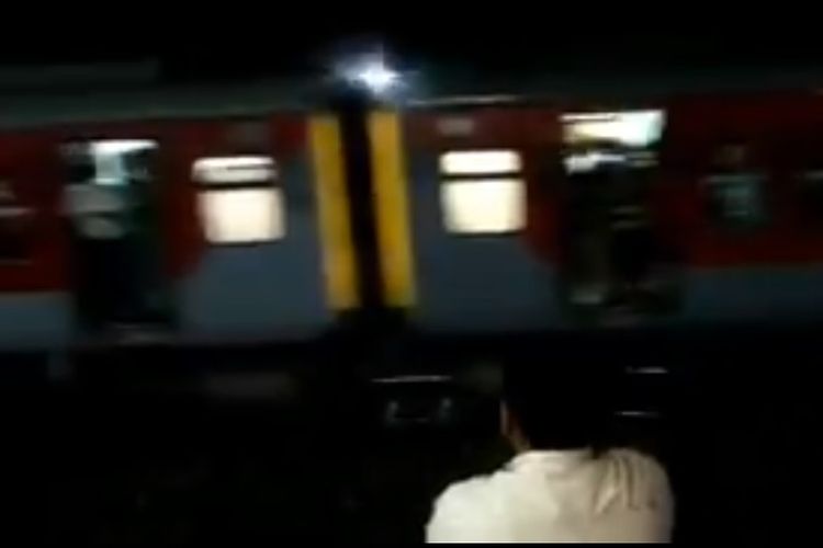 Kereta api di India melaju sejauh 10 km tanpa menggunakan mesin pada Sabtu (7/4/2018) malam. (Twitter/Debabrata Mohanty)