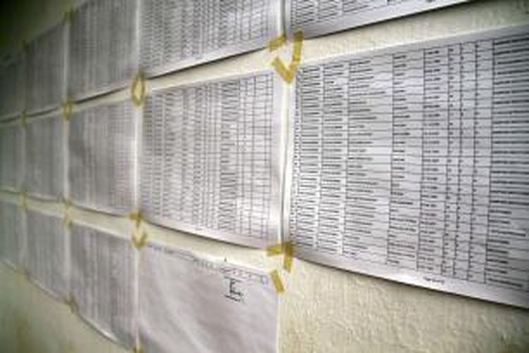 Daftar Pemilih Sementara Pemilihan Gubernur dan Wakil Gubernur Sulawesi Utara yang tertempel di Rumah Dinas Kepala Desa Matutuang, Kabupaten Kepulauan Sangihe.