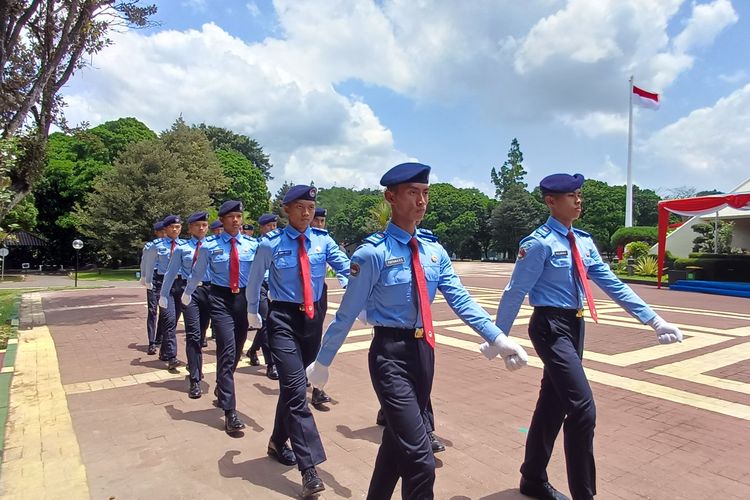 Murid SMA Taruna Nusantara berlatih baris berbaris untuk menyambut tamu acara pengenalan Sekolah Garuda, saat Kompas.com berkunjung, Rabu (8/10/2025).