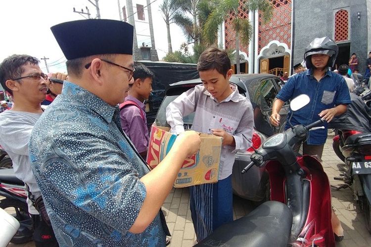 Sudirman Said, calon gubernur Jawa Tengah saat membagikan susu ke warga di depan Masjid Agung, Brebes, Jawa Tengah.