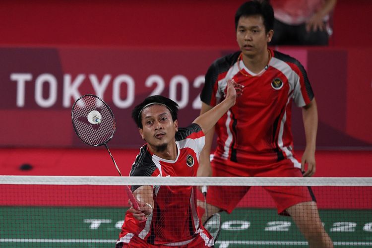 Pebulutangkis ganda putra Indonesia Mohammad Ahsan/Hendra Setiawan mengembalikan kok ke arah ganda putra Jepang Takeshi Kamura/Keigo Sonoda saat pertandingan perempat final Olimpiade Tokyo 2020 di Musashino Forest Sport Plaza, Tokyo, Jepang, Kamis (29/7/2021). Mohammad Ahsan/Hendra Setiawan berhasil melaju ke semifinal setelah mengalahkan pasangan tuan rumah Takeshi Kamura/Keigo Sonoda 21-14, 16-21, 21-9.