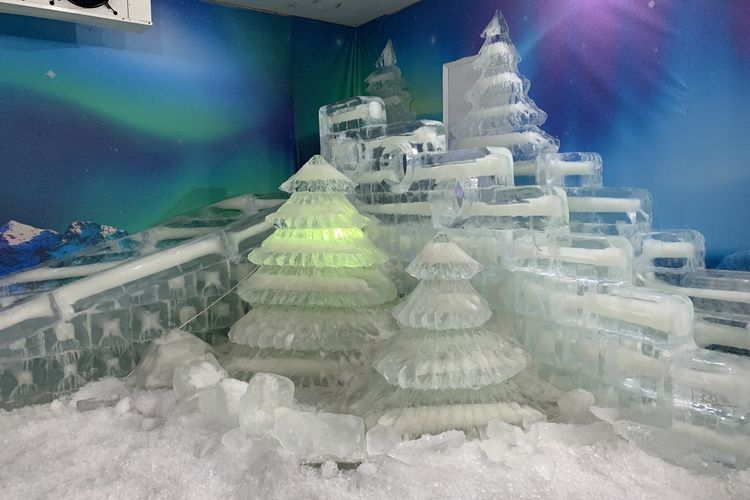 Pahatan es di Snow House and Playground Mal Ciputra Jakarta. Bisa dilihat selama libur akhir tahun pada 7 Desember 2025 hingga 18 Januari 2026 pukul 10.00-22.00 WIB. 

