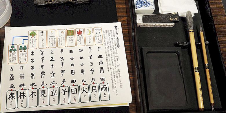 Huruf dasar kanji dan perangkat menulis di Asakusa, Tokyo, Jepang, Sabtu (3/6/2017). Penulisan huruf kanji yang bermakna membutuhkan perhatian khusus. Tidak sembarang coretan bisa dilakukan untuk memperoleh hasil karya sempurna.