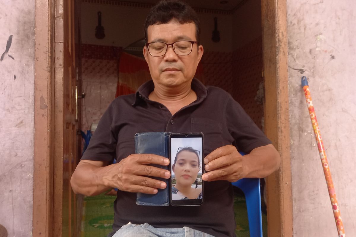 Raja Hasibuan abang dari korban Aisiah saat memberikan keterangan kepada wartawan di rumahnya, Kecamatan Medan Sunggal, Minggu (30/4/2023) 