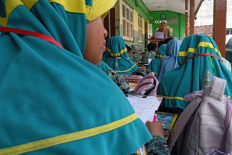 Siswa kelas 1 dan kelas 3 terpaksa belajar di teras kelas