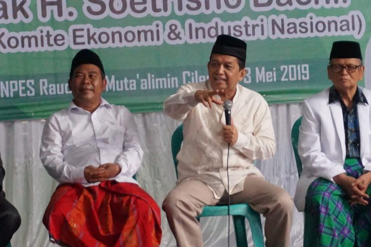 Ketua MUI Kota Tasikmalaya, Ate Musodiq (sarung merah) saat mendampingi Sutrisno Bachir.