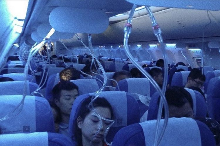 Sebuah foto yang diunggah seorang netizen ke situs mikroblog Weibo memperlihatkan masker-masker oksigen yang bergelantungan di dalam kabin penumpang pesawat Boeing milik maskapai Air China yang terbang dari Hongkong menuju Dalian, Selasa (10/7/2018) malam.