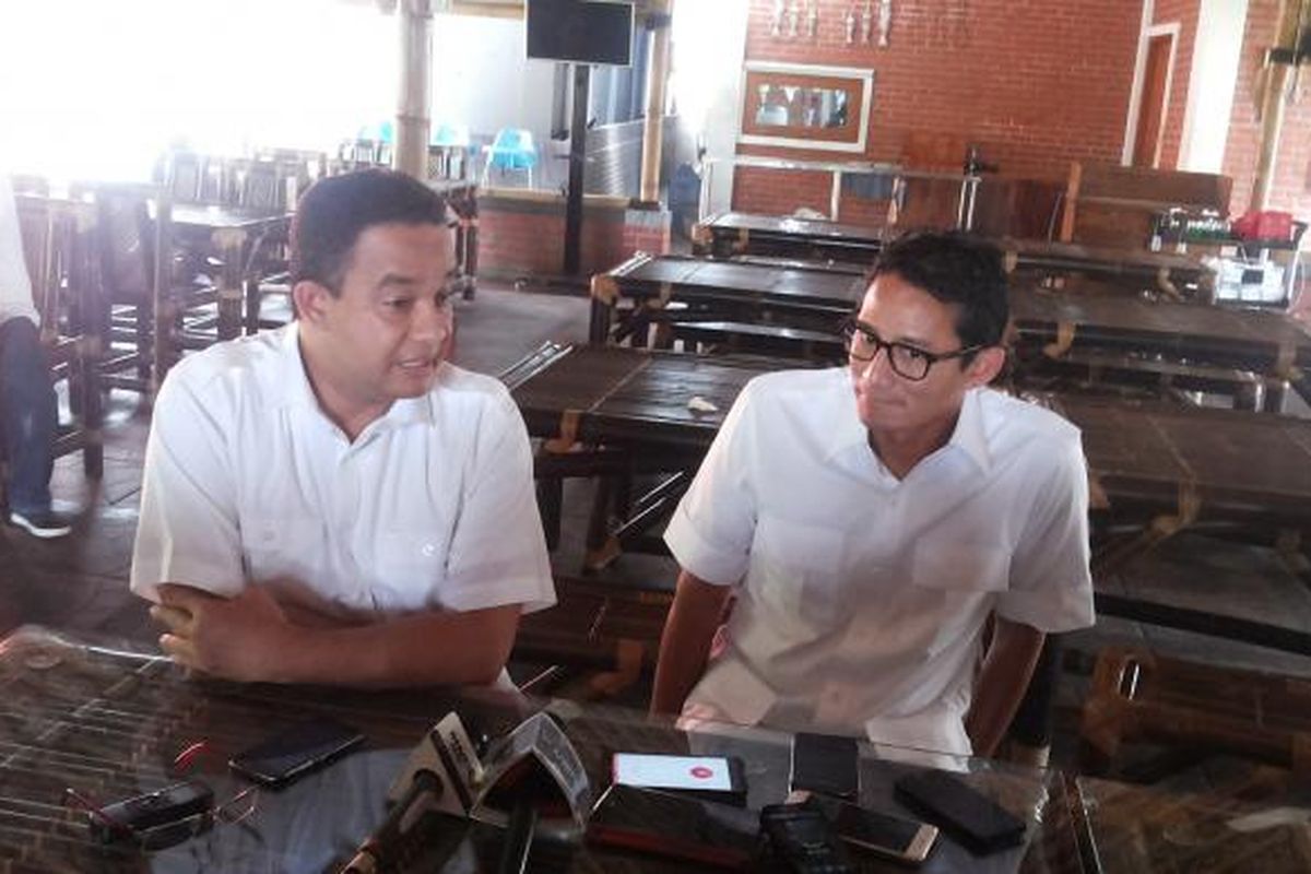 Calon gubernur DKI Jakarta nomor pemilihan tiga Anies Baswedan didampingi pasangannya, Sandiaga Uno saat usai kunjungannya ke rumah mantan gubernur DKI Jakarta Sutiyoso di Jalan Kalimanggis, Jatikarya, Bekasi, Senin (6/3/2017). 