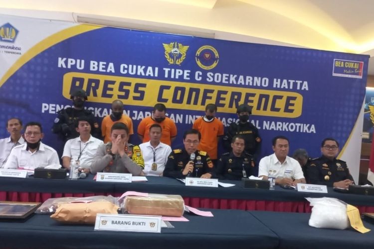 Bea Cukai Bandara Soekarno-Hatta menggelar konferensi pers pengungkapan kasus penyeludupan ganja dan sabu dalam periode November-Desember 2023, Senin (18/12/2023).