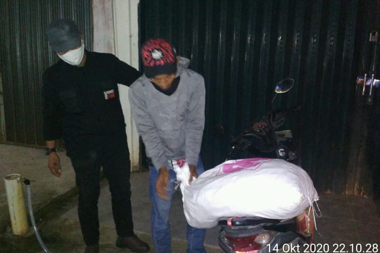 Pelaku perdagangan satwa liar yang dilindungi bersama sekarung trenggiling saat ditangkap