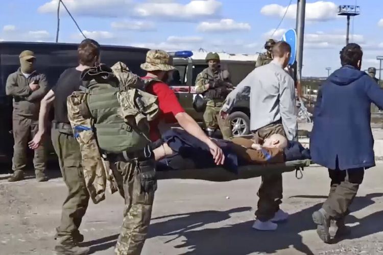 Dalam foto yang diambil dari video ini yang dirilis oleh Layanan Pers Kementerian Pertahanan Rusia pada hari Selasa, 17 Mei 2022, prajurit Ukraina membawa kawan yang terluka saat mereka dievakuasi dari pabrik baja Azovstal yang dikepung di Mariupol, Ukraina. 