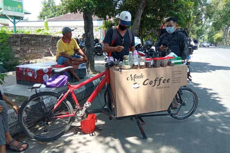 Ketut Astika (47)  saat meracik kopi di Made Coffe, Rabu (21/10/2020). 