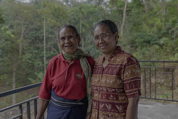 Maria Magdalena dan Kristina Koni Bulu berada di Balai Desa Mata Wee Lima usai mengikuti pelatihan jualan dari yang diselenggarakan Shopee Indonesia