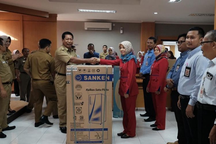 Walikota Magelang Sigit Widyonindito memberikan hadiah kepada tujuh karyawan Perusahaan Daerah (PD) BPR Bank Magelang karena datang ke kantor lebih awal pada hari pertama kerja usai libur panjang Lebaran 1440H/2019, Senin (10/6/2019). 