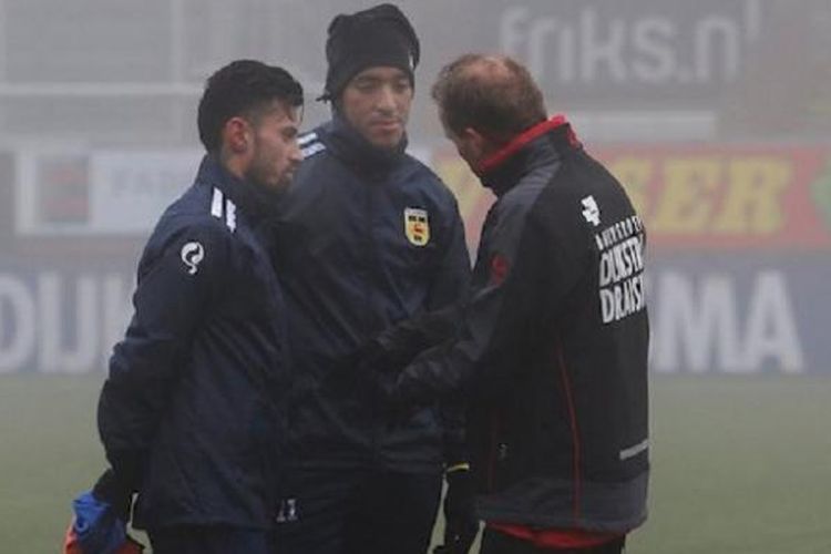 Stefano Lilipaly (kiri) berdiskusi bersama tim pelatih Cambuur dalam latihan jelang melawan De Graafschap, Minggu (5/2/2017). 