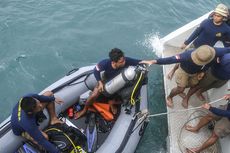 Tim Penyelam Kopaska Temukan Sejumlah Barang Pribadi Korban Sriwijaya Air SJ 182
