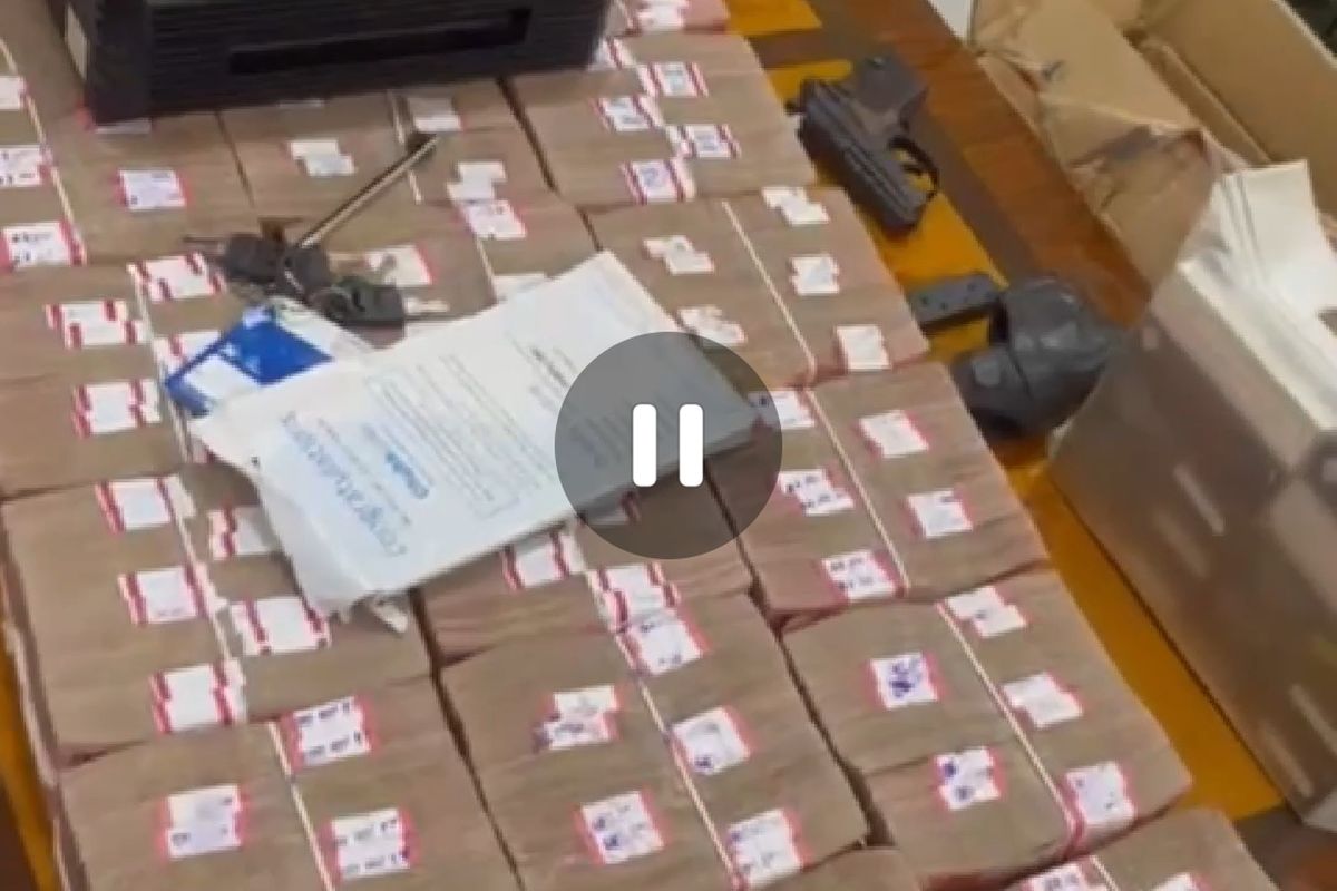 KPK menyita uang tunai Rp 2,8 miliar dan dua senjata api rumah Kepala Dinas PUPR Provinsi Sumatera Utara (Sumut) non-aktif, Topan Obaja Putra Ginting (TOP) di Medan, Sumut, pada Rabu (2/7/2025).