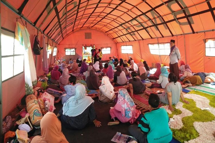 Ustad Wildah memandu trauma healing untuk para korban gempa Lombok di Desa Tanjung, Kecamatan Tanjung, Selasa (21/8/2018).