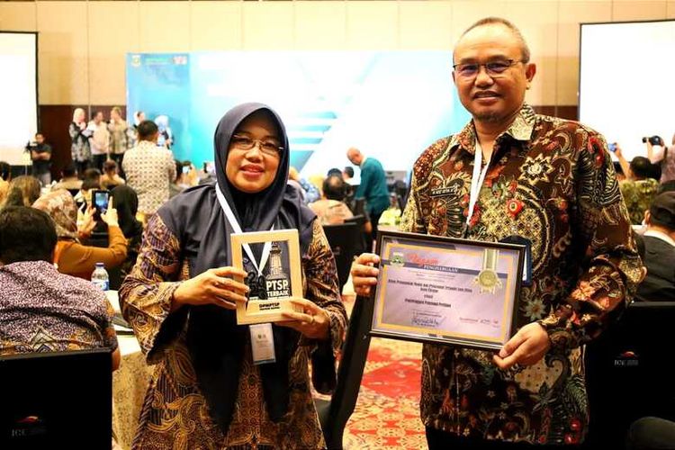 Penghargaan peringkat ke-2 Penyelenggara Pelayanan Perizinan yang diterima oleh DPMPTSP Kota Cilegon pada Banten Business Forum and Investment Awards 2023 di ICE BSD, Kabupaten Tangerang, Kamis (19/10/2023) 